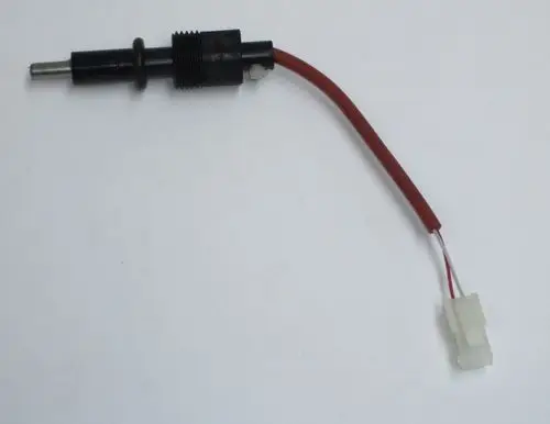 Daikin Abgasfühler mit einem langen schwarzen Metallstift, umgeben von einem schwarzen Kunststoffgehäuse und einem roten Kabel mit einem weißen Stecker.